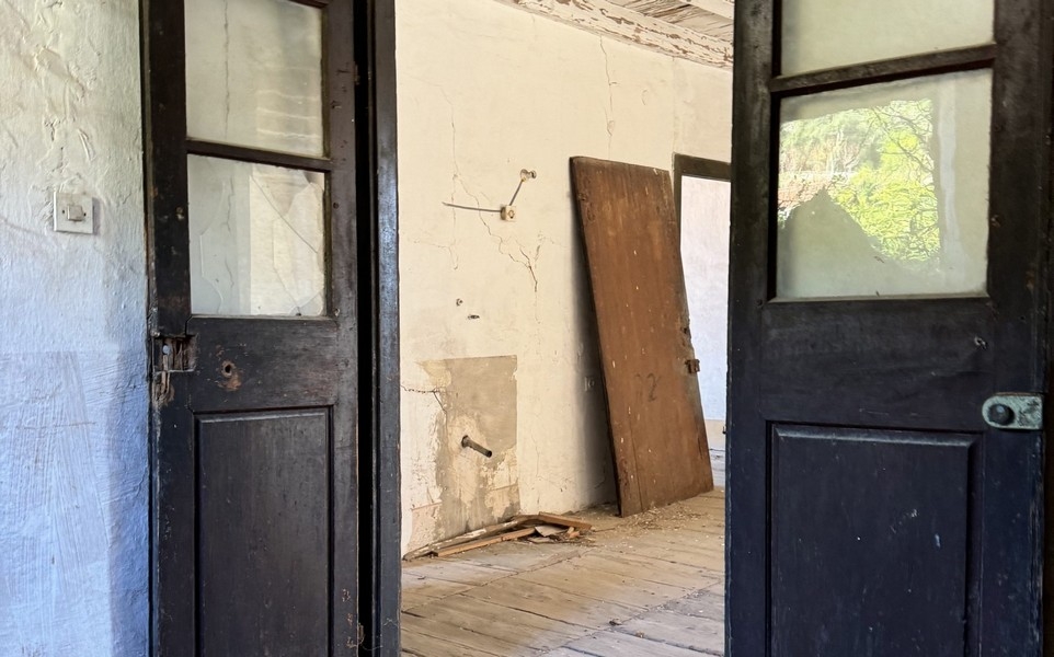 Nyitott ajtókkal ellátott belső, látható felújítási igény