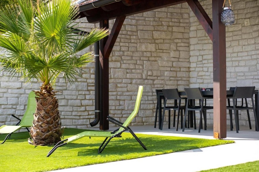 Nyugágyak a kertben a pergola alatt