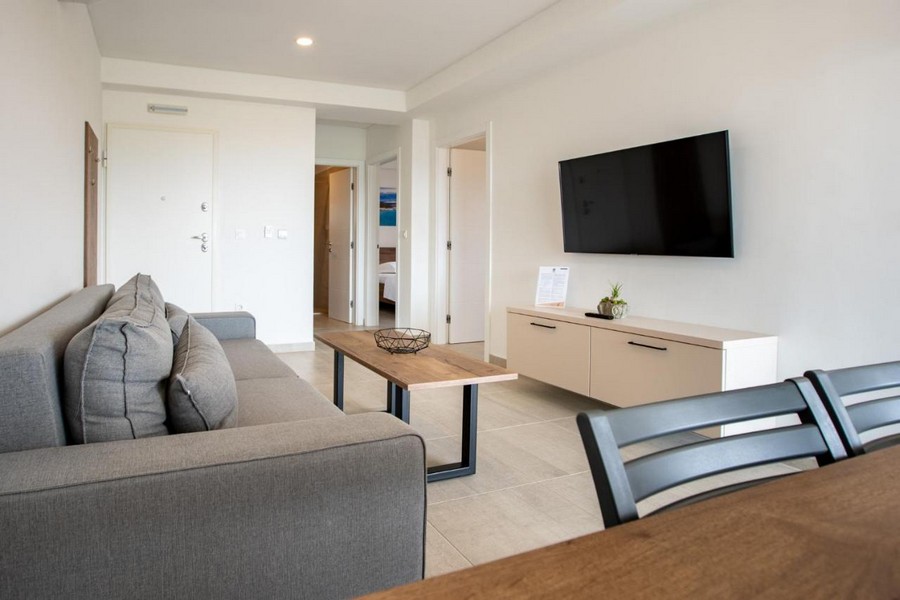 Világos nappali TV-vel