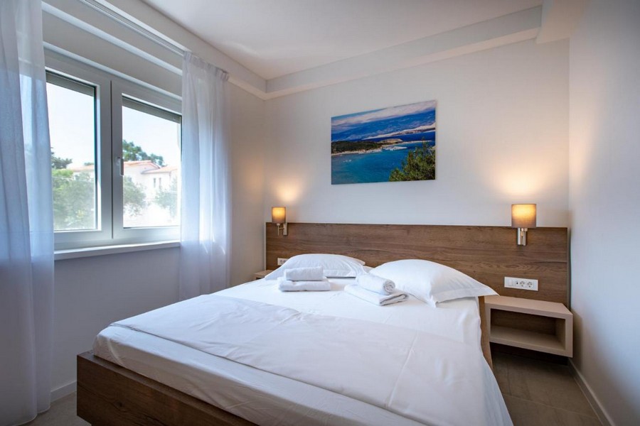 Hálószoba franciaággyal és ablakkal