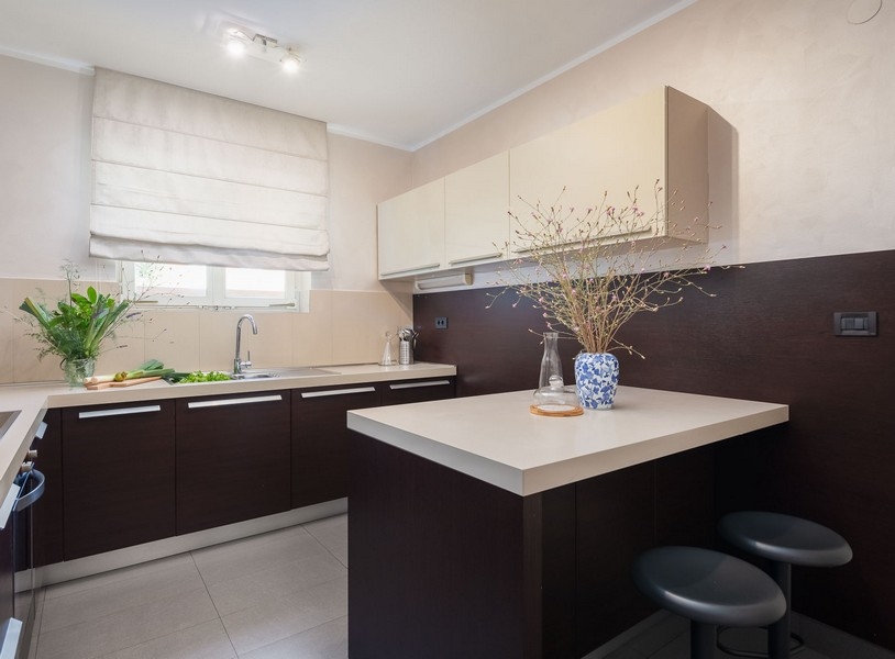 Konyha pulttal és beépített bútorokkal