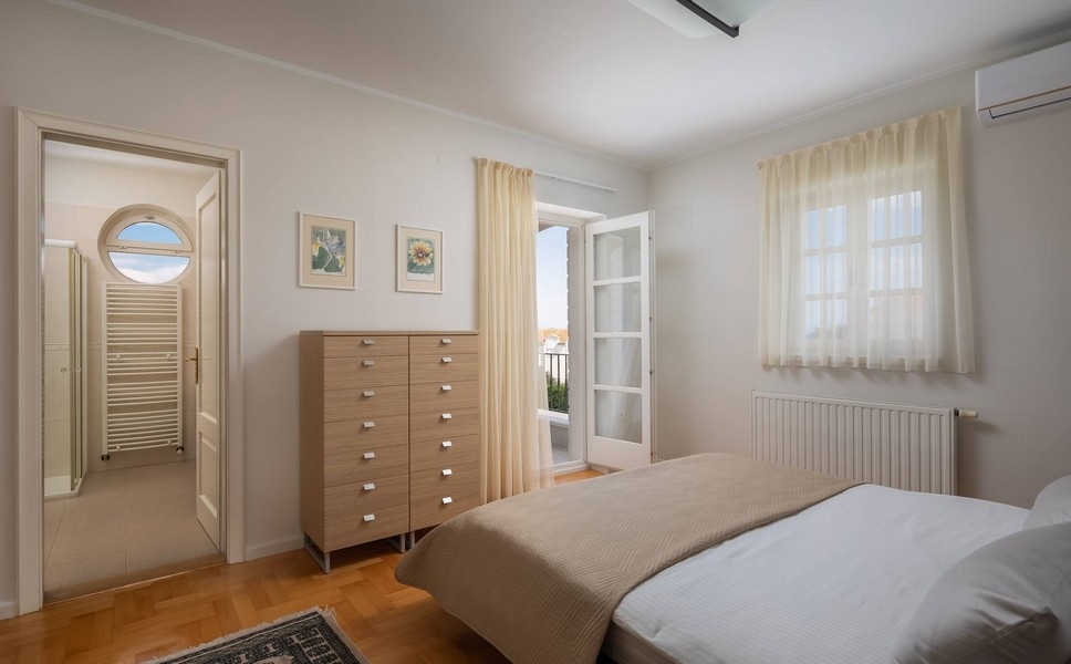 Hálószoba kijárattal az erkélyre