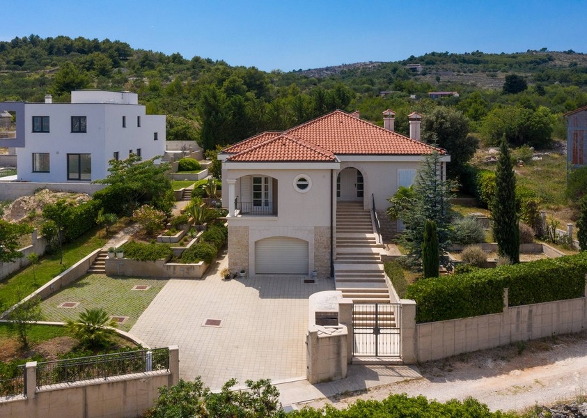 A ház külső nézete a földdel