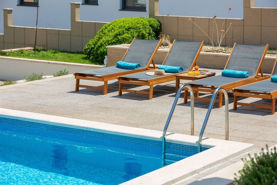 Medence terület nyugágyakkal