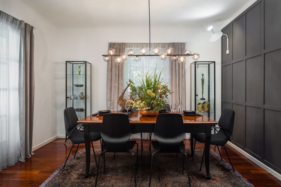 Étkező nagy fából készült asztallal