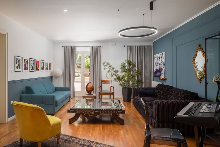 A második nappali kanapéval és műalkotásokkal