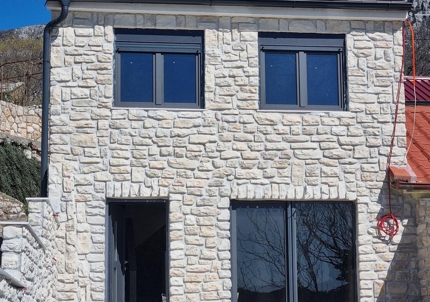 Vásároljon kőházat Bribirben, Crikvenica közelében.