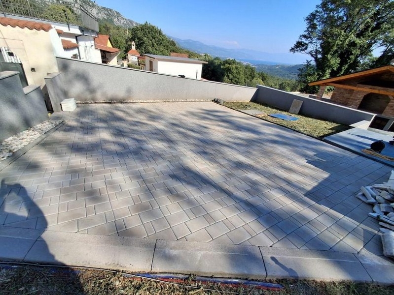 Parkolóhelyek a H3771 ingatlanban, gyönyörű kilátással a tengerre.