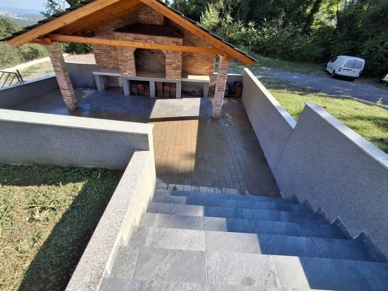 Kőlépcső a fedett grillezőhöz