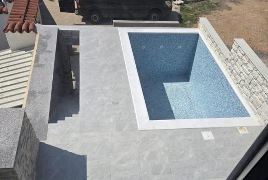 Medence terület a környező terasszal