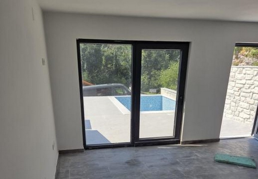 Kilátás a belső térből a teraszra és a medencére