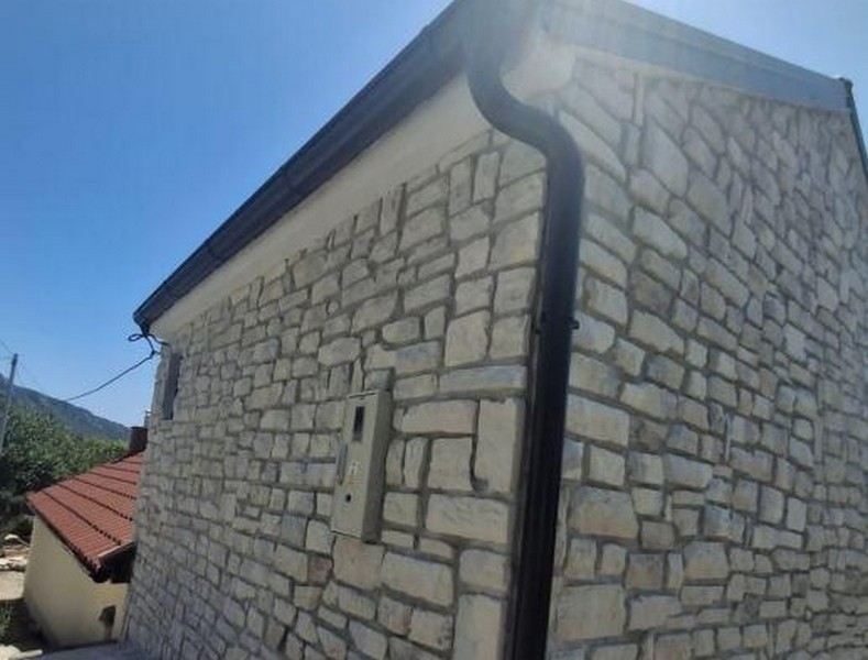 A természetes kőhomlokzat részletes képe