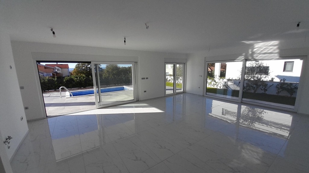 Világos nappali hozzáféréssel a medencéhez