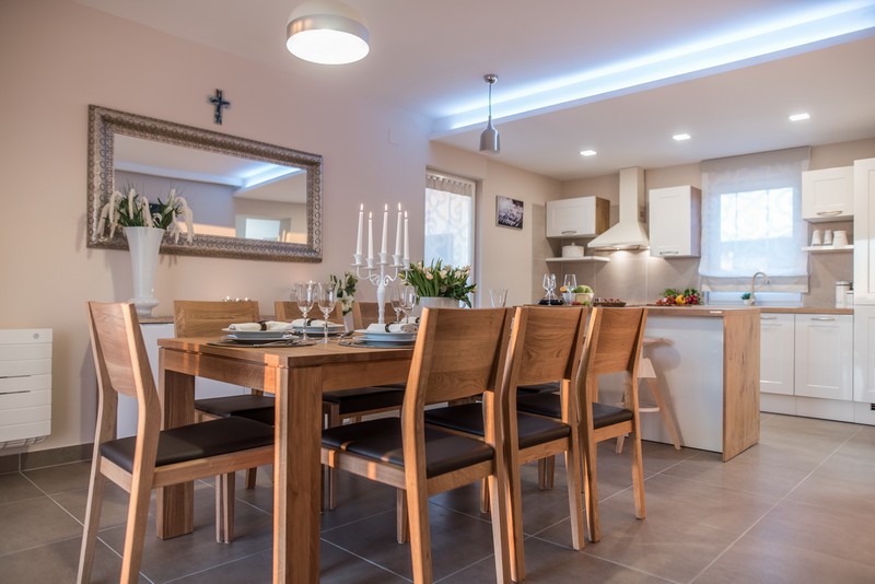 Egy hálószoba franciaággyal és kijárattal az erkélyre a felső emeleten, Észak-Dalmáciában.