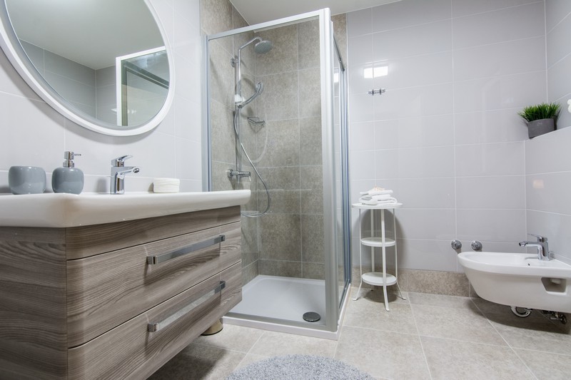 A H1581 ingatlan fürdőszobája WC-vel és zuhanyzóval - Ház vásárlás Horvátországban.