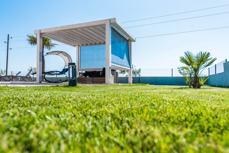 Kilátás a hintára a kertben, a medence mellett, Zadar régióban.