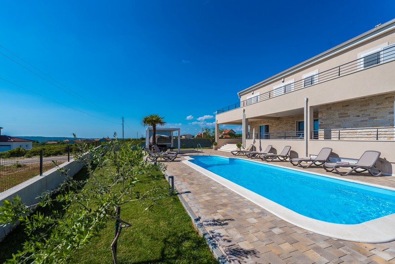 Az öt parkolóhely a villa kocsibeállójában, Észak-Dalmáciában.