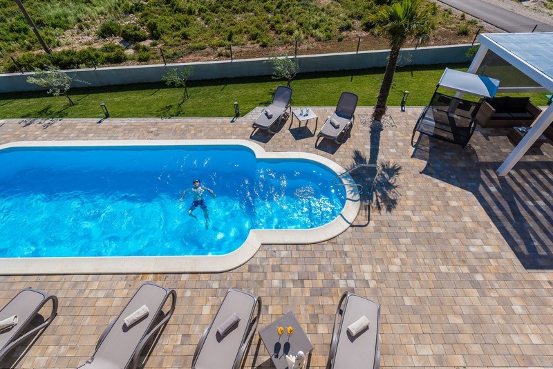 A villa nappalija kandallóval modern kivitelben - Vásároljon villát Horvátországban.