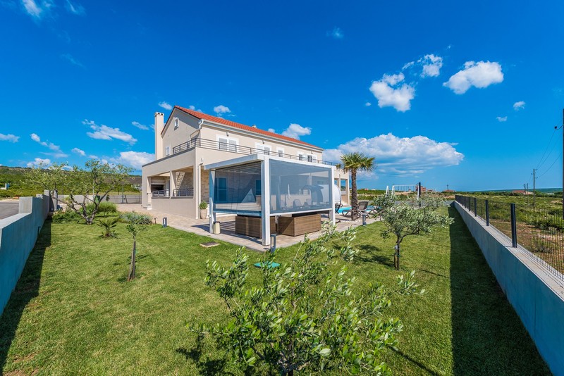 A háttérben az ingatlan kanapéjára és étkezőjére nyílik kilátás.