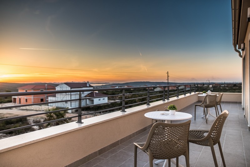 Étkező kilátással a konyhára és a nappalira - Ház vásárlás Horvátországban.