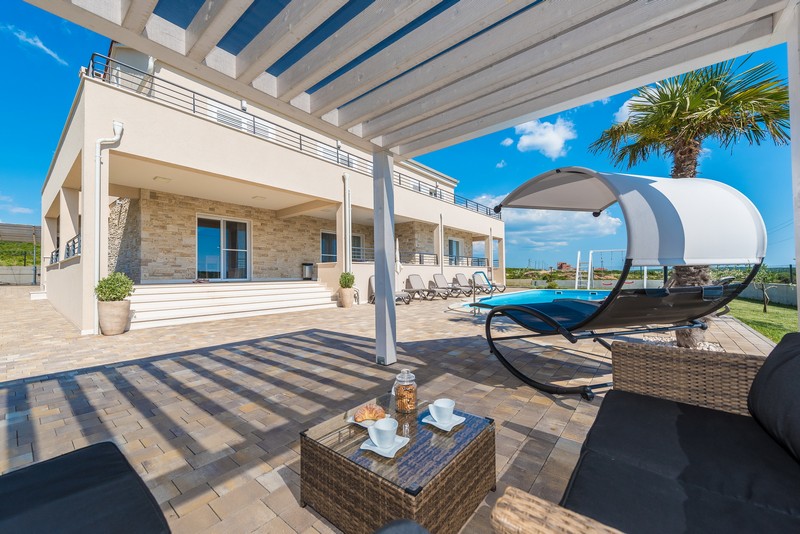 Kilátás az étkezőasztalra a konyha mellett a villa földszintjén.