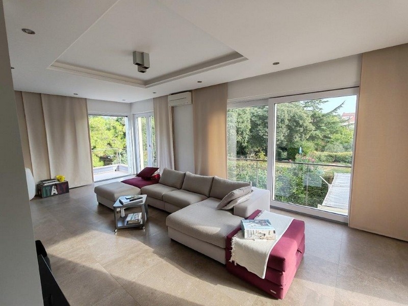 Nappali nagy ablak előtt