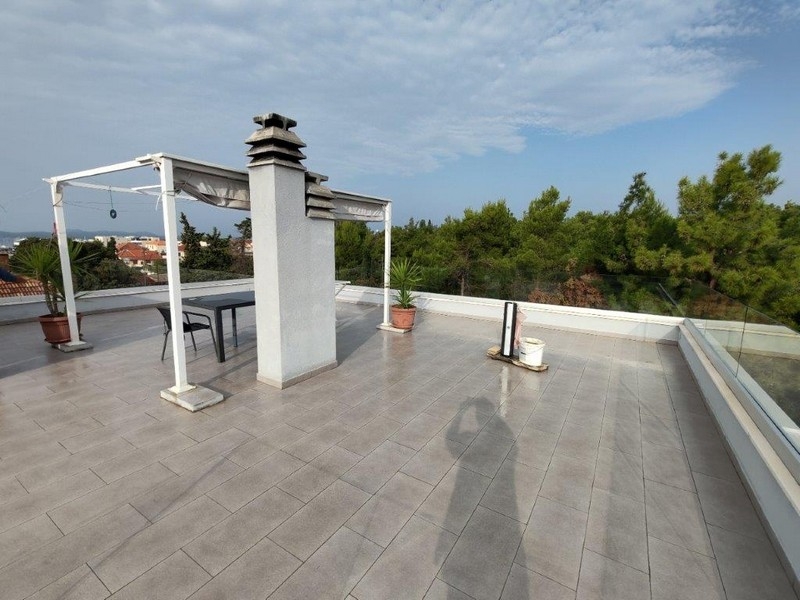 Tágas tetőterasz ülősarokkal