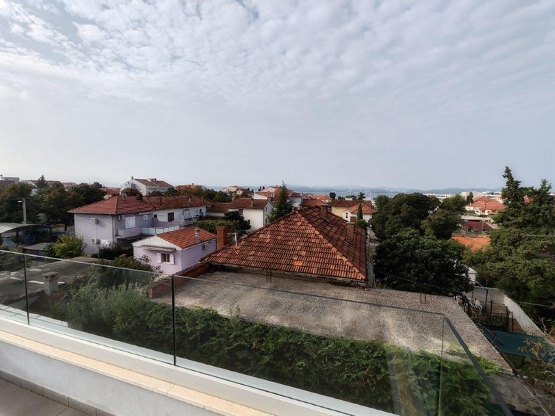 Kilátás a lakónegyedre a tengerre