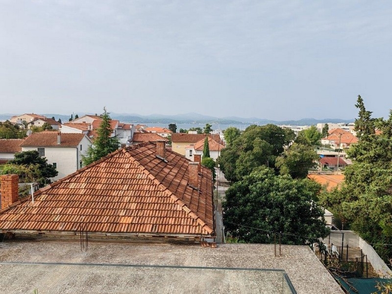 Kilátás a tetőkre és a zöld környezetre