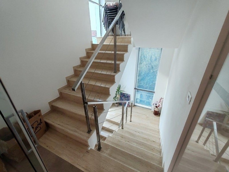 Világos lépcsőház természetes kőpadlóval