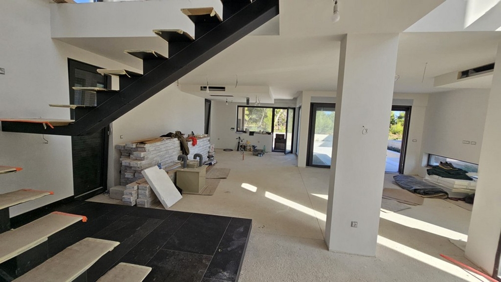 Nyitott nappali dizájnlépcsővel - új építésű H3778 villa Zadar mellett.