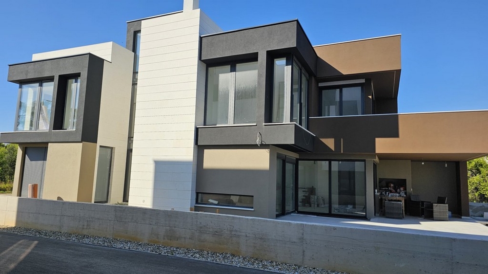 A modern H3778 villa oldalnézete behajtóval Privlakában.