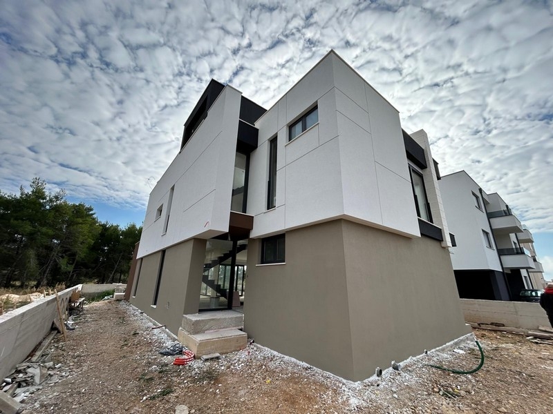 Modern új épület a tenger közelében eladó Horvátországban.