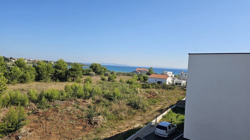 Kilátás a tengerre az új építésű H3778 villa erkélyéről a privlakai strand közelében.