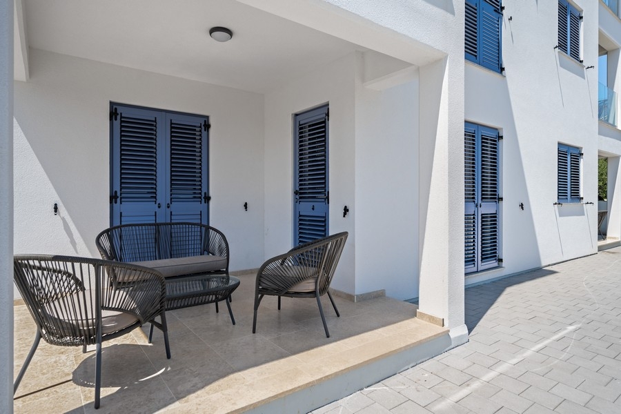 Fedett terasz ülőhellyel