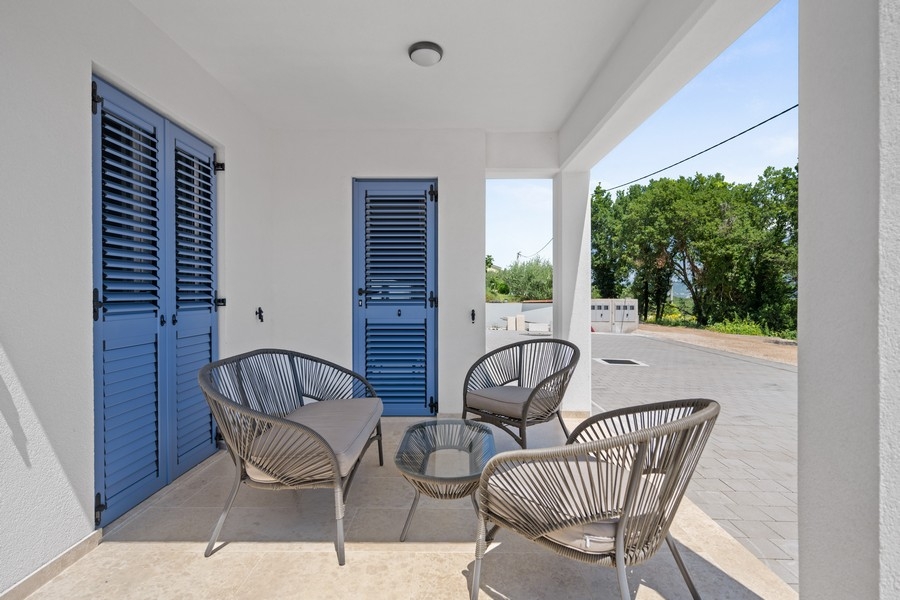 Terasz ülősarokkal és a ház bejáratával