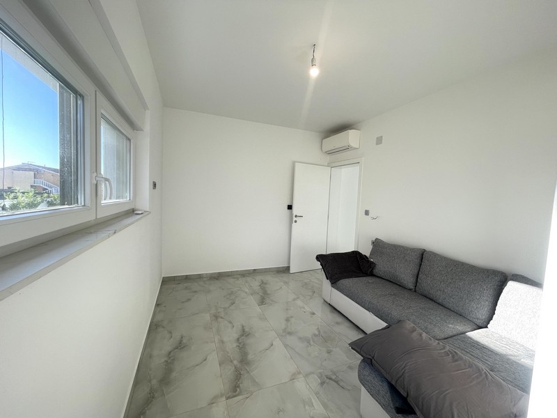 Hálószoba ablakkal és légkondicionálóval