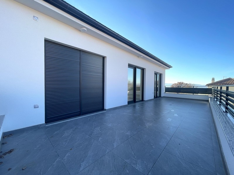 Tetőterasz tengerre néző kilátással és modern homlokzattal