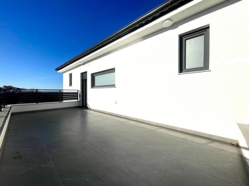 Tágas terasz, kilátással a tengerre