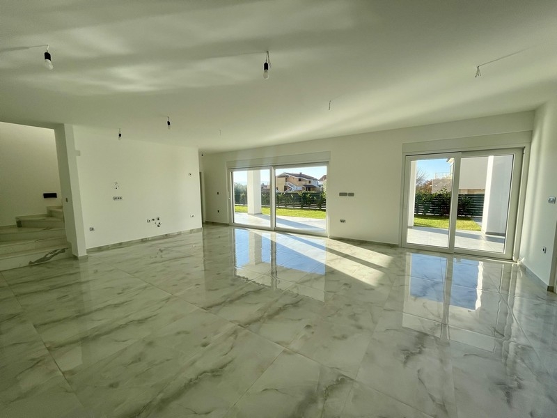 Világos nappali, padlótól a mennyezetig érő ablakokkal