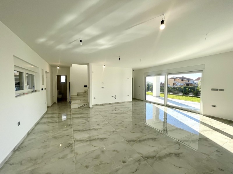 Nappali lépcsővel és teraszkapcsolattal