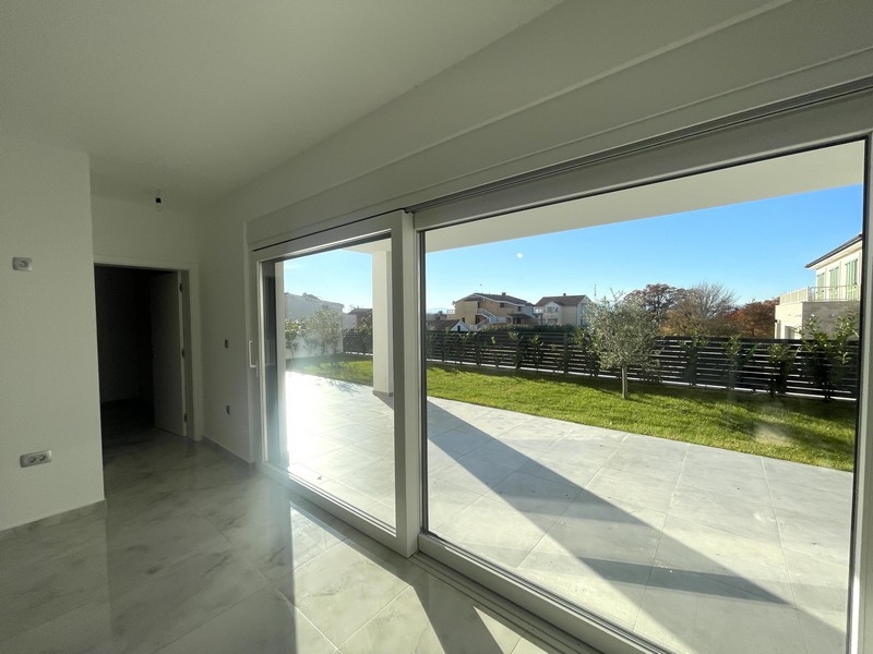 Nappali tolóajtóval a teraszra