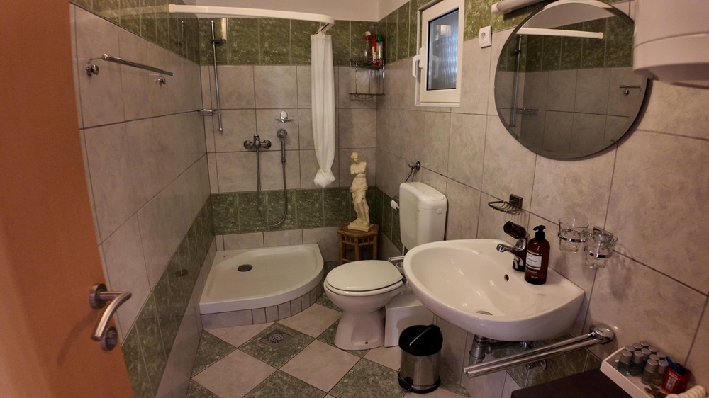 Fürdőszoba zuhanyzóval