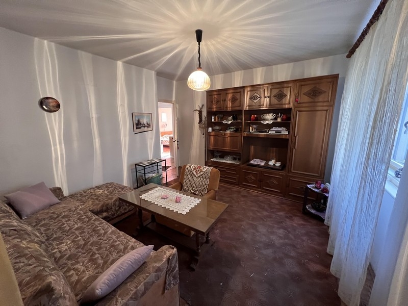 Hálószoba ablakkal és ülősarokkal