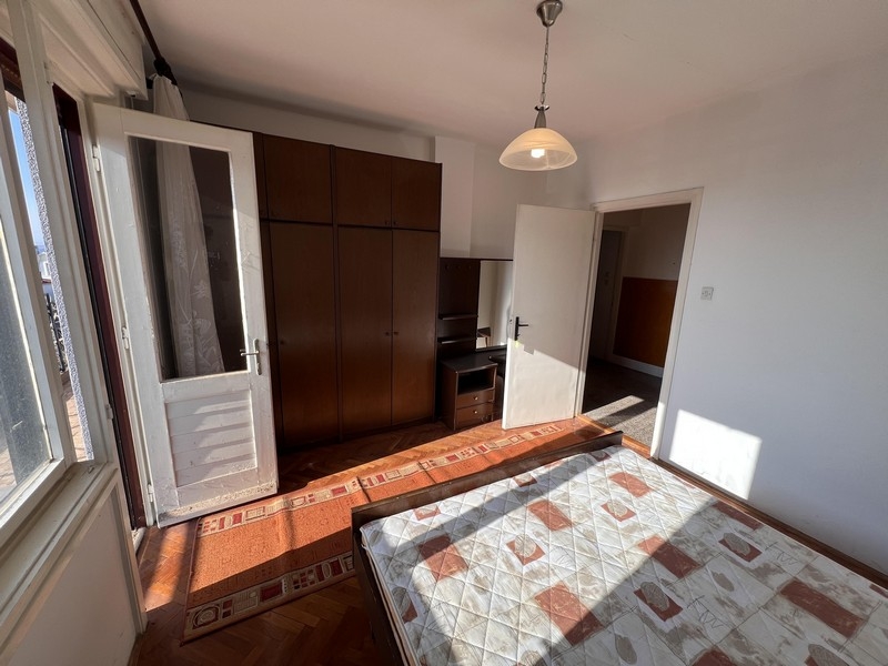 Konyha beépített egységgel és étkezővel