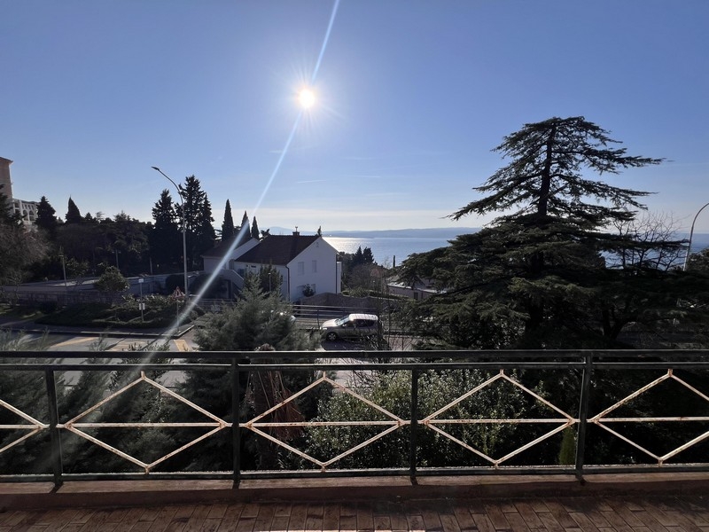 Ingatlan házzal és melléképületekkel a tenger közelében