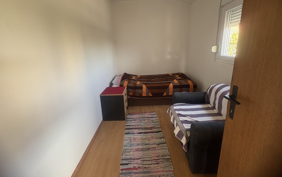 Hálószoba egyszemélyes ággyal