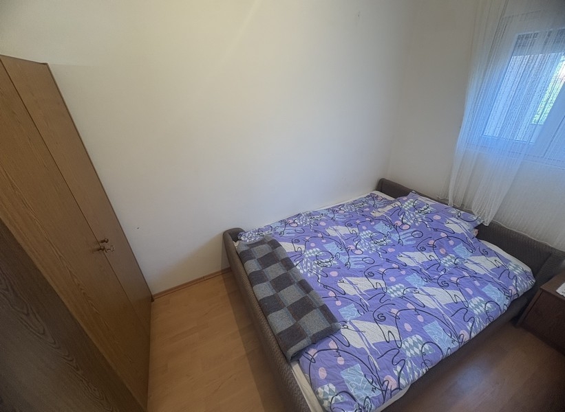 Hálószoba franciaággyal és ablakkal