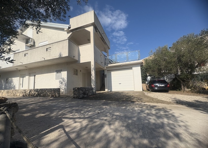 Kilátás a lakónegyedre, a háttérben a tengerrel