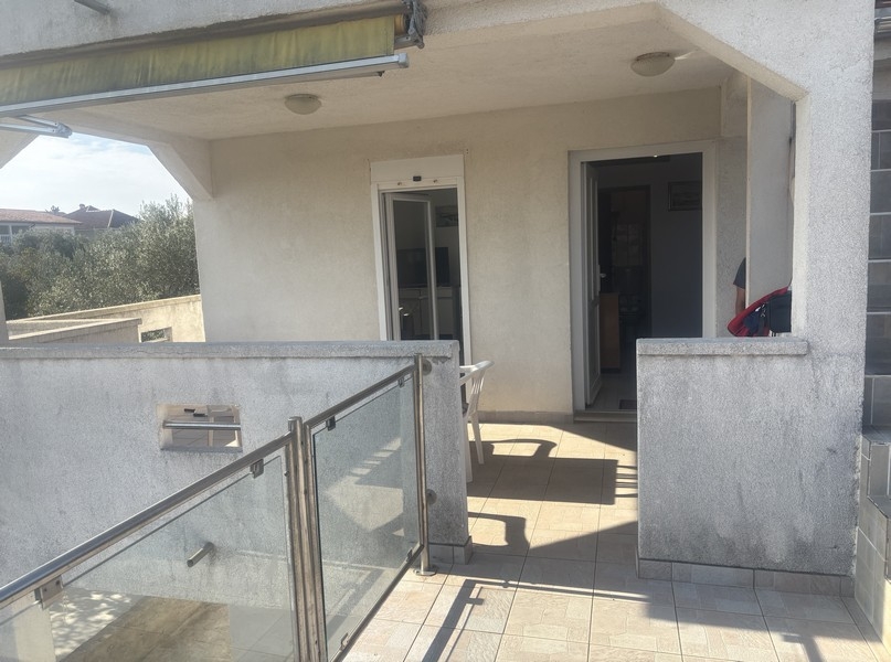 Tágas terasz korlátokkal